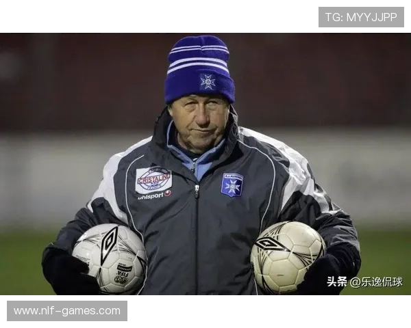 杨纳基斯执教风格：全攻全守与战术多变的欧洲足坛革新者